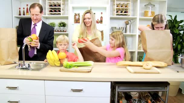 Enfants avec parents déballer des sacs — Video