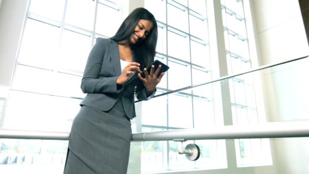 Mujer de negocios utilizando la tableta inalámbrica en el edificio de oficinas — Vídeos de Stock