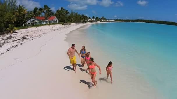 Familia caucásica caminando en la playa de arena — Vídeo de stock