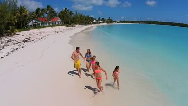 Kaukasiska familjen gå på sandstranden — Stockvideo