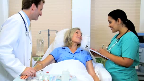 Жіночий пацієнт отримує медичне лікування — стокове відео