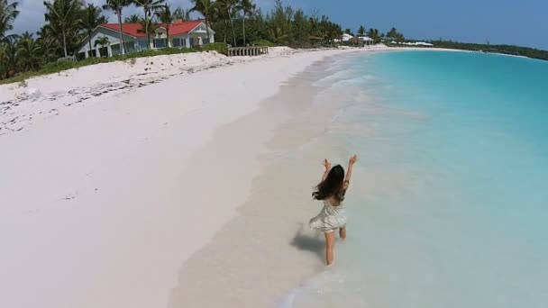 Menina chinesa descalça andando na praia — Vídeo de Stock