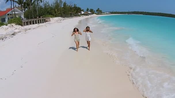 Багато етнічних дівчат розважаються на пляжі — стокове відео