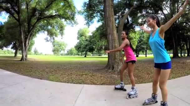 Mujeres multiétnicas patinaje sobre ruedas en el parque — Vídeos de Stock