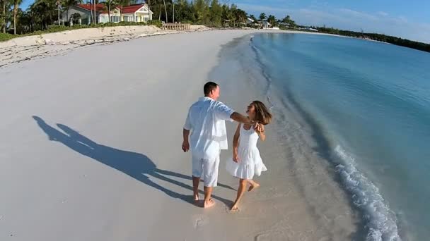 Casal caucasiano andando na praia de areia — Vídeo de Stock