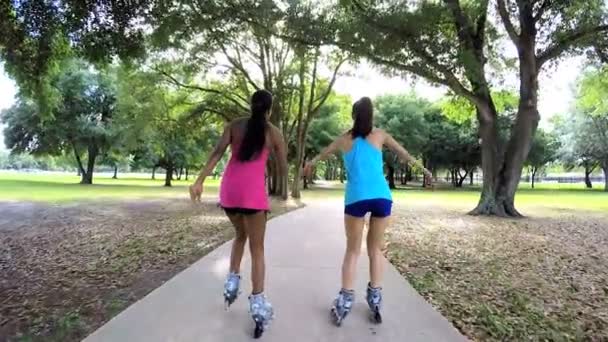 Více žen kolečkových bruslích v parku — Stock video