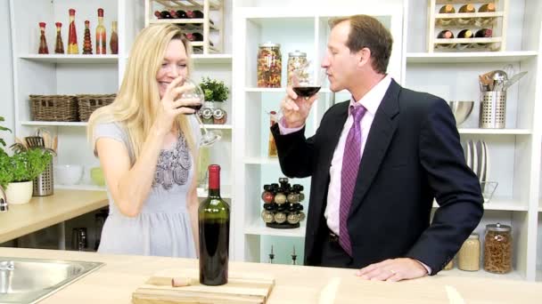 Couple caucasien à la cuisine avec du vin — Video