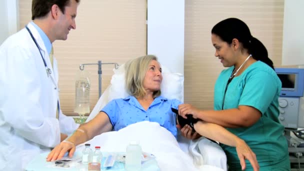 Paciente femenina que recibe tratamiento médico — Vídeo de stock