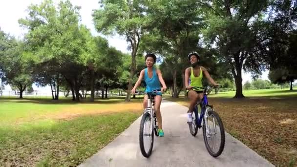 公園で自転車に乗って多民族の女性 — ストック動画