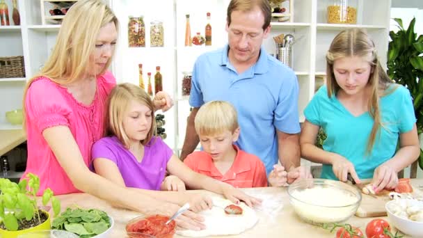 Parents and children making pizza together — Stock Video