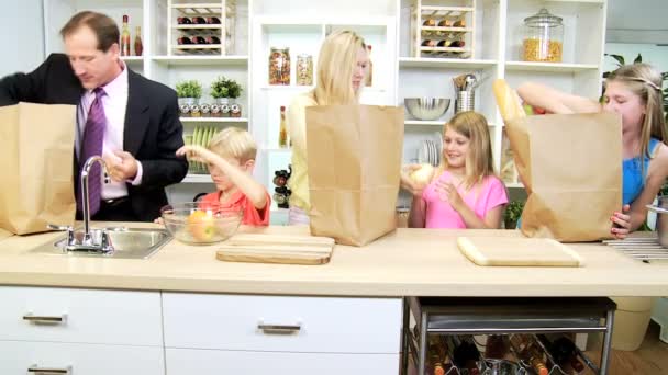 Niños con padres desempacando bolsas — Vídeos de Stock