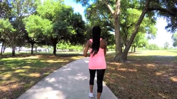 Mujer disfrutando de poder caminar en el parque — Vídeos de Stock