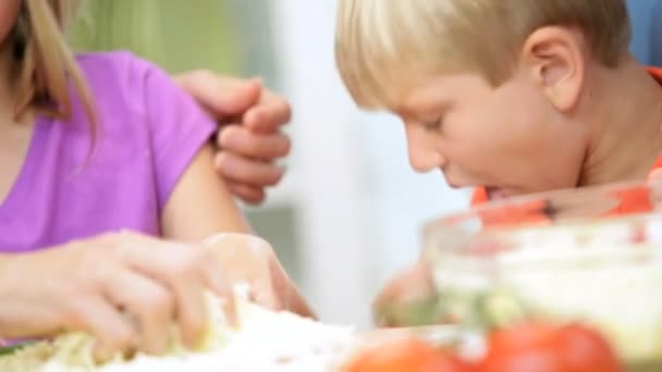 Ouders en kinderen maken pizza samen — Stockvideo