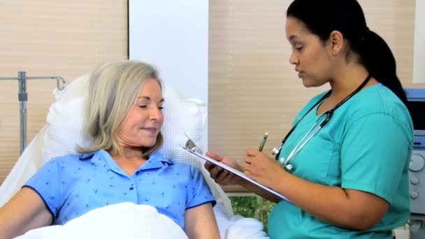 Paziente donna che riceve cure mediche — Video Stock