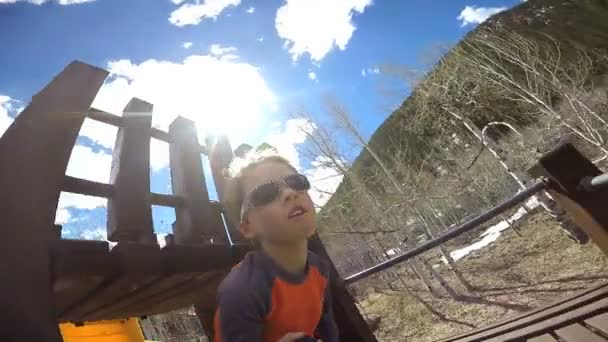 Jeune garçon s'amuser à l'aire de jeux — Video