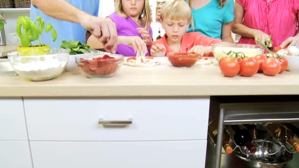 Ouders en kinderen maken pizza samen — Stockvideo