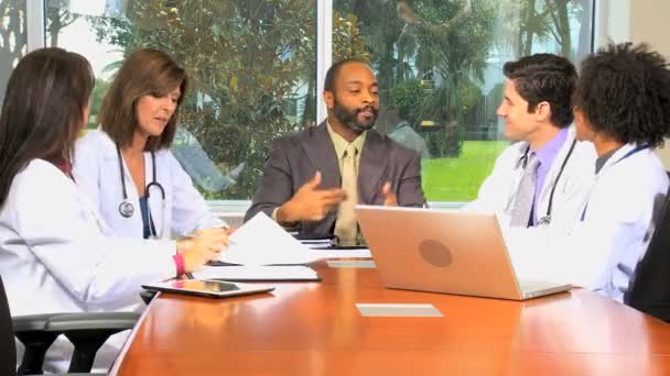 Consultores médicos que têm reunião na sala de reuniões — Vídeo de Stock