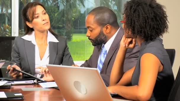 Multi etnické podnikatelé mají setkání — Stock video