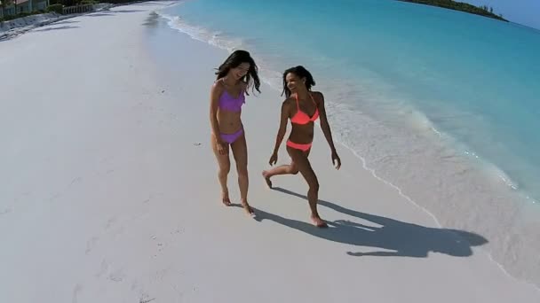Multi etniska tjejer att ha kul på stranden — Stockvideo