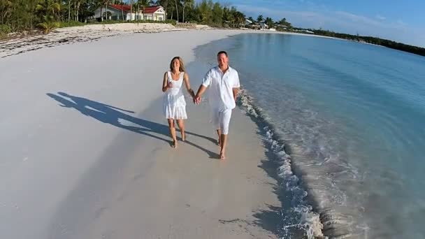 Kaukasische paar lopen op zandstrand — Stockvideo