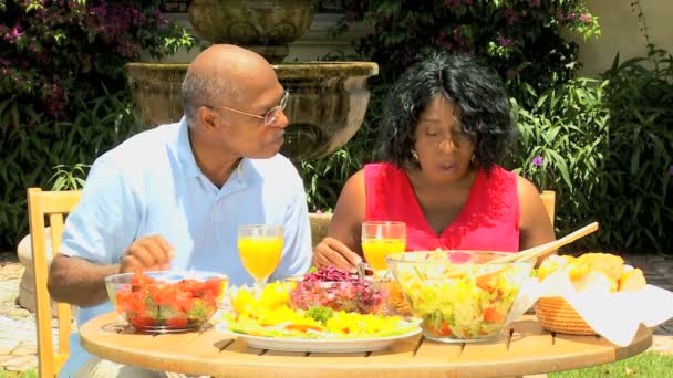 Pareja étnica jubilada disfrutando de almuerzo saludable — Vídeo de stock