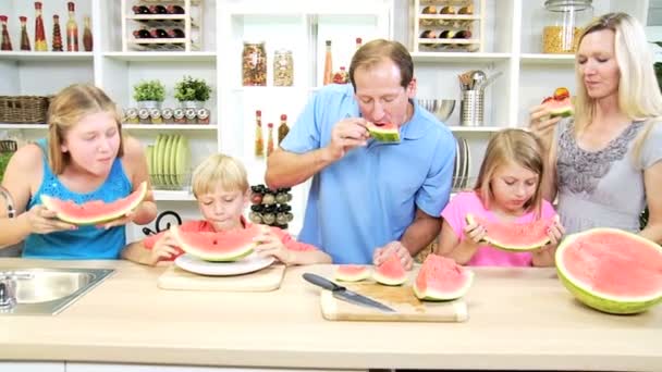 Parents and children sharing watermelon — Stock Video