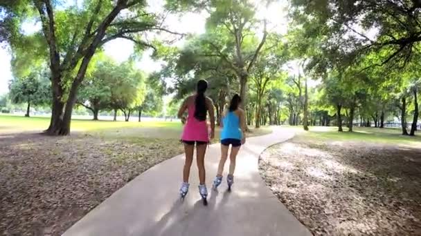 Багатонаціональні жіночі роликові ковзани в парку — стокове відео