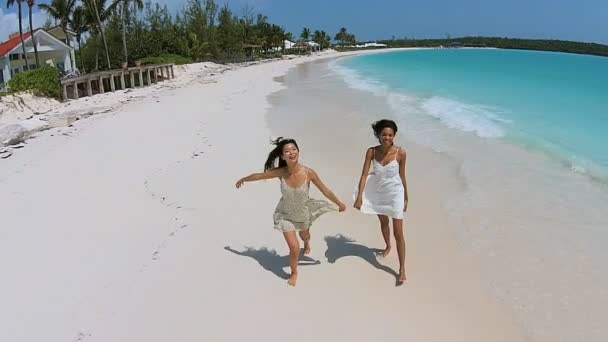 Chicas multiétnicas divirtiéndose en la playa — Vídeos de Stock