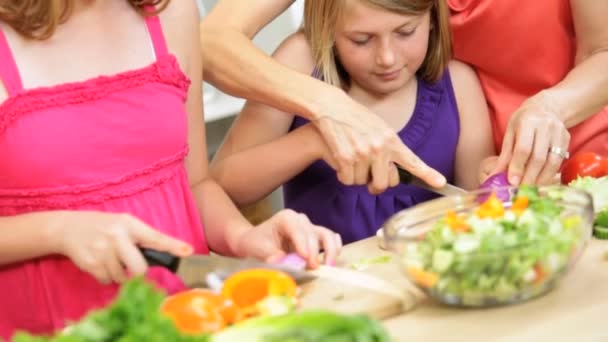 Familie op keuken bereiden salade — Stockvideo