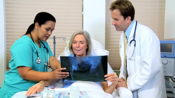 Patients regardant des images radiographiques avec le personnel du radiologue — Video