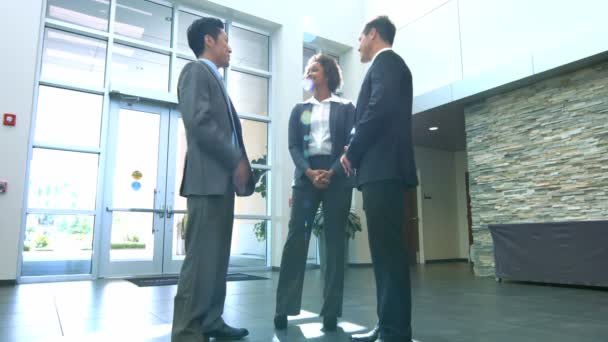 Gente de negocios multiétnicos en el edificio de oficinas — Vídeo de stock