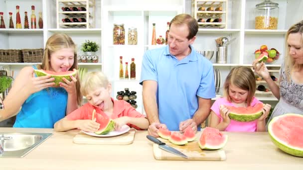 Eltern und Kinder teilen sich Wassermelone — Stockvideo