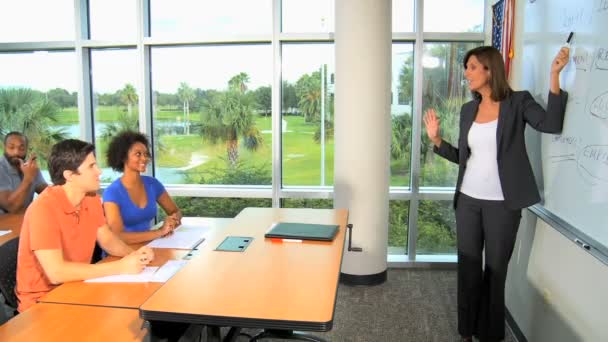 Estudiantes universitarios maduros en el aula — Vídeo de stock