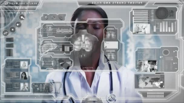 Doctor usando pantalla táctil — Vídeo de stock