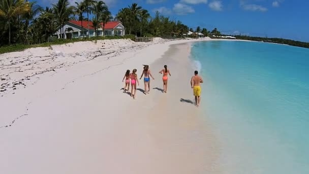 Familia caucásica caminando en la playa de arena — Vídeo de stock