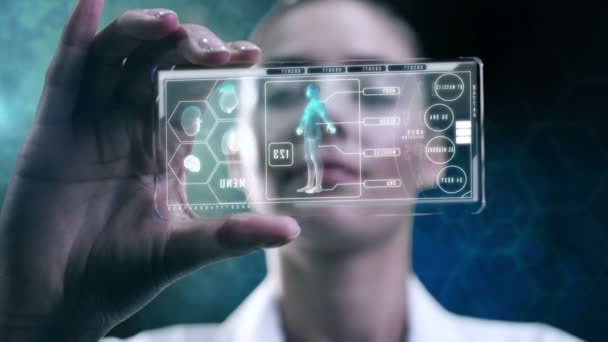 Cientista feminino usando tecnologia touchscreen — Vídeo de Stock