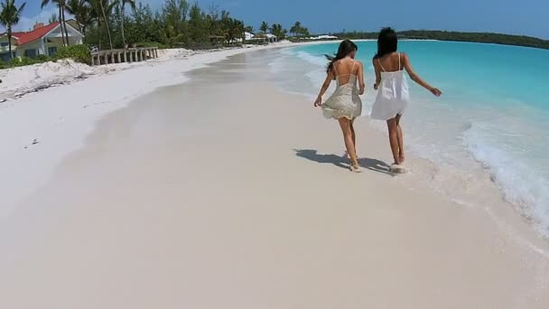 多种族的少女在海滩上玩 — 图库视频影像