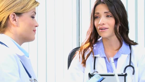 Mujeres consultoras médicas reunidas en la sala de juntas — Vídeo de stock