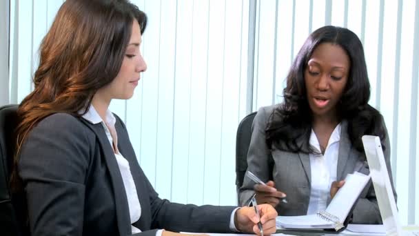 Femmes d'affaires se réunissant dans une salle de réunion moderne — Video