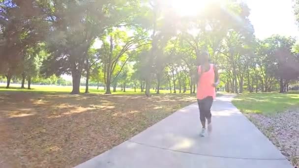 African American girl joggen in het park — Stockvideo