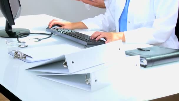 Medici che lavorano insieme nello studio medico — Video Stock