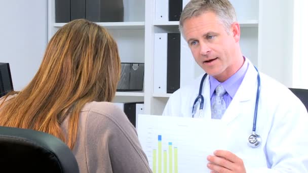 Businesswoman having meeting with doctor in medical office — Stock Video