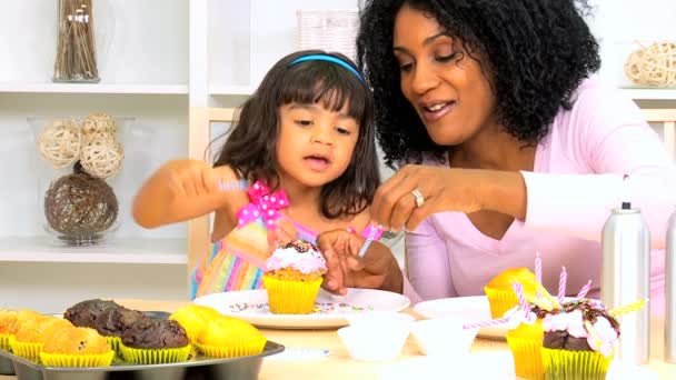 Moeder met haar dochter cupcakes maken — Stockvideo