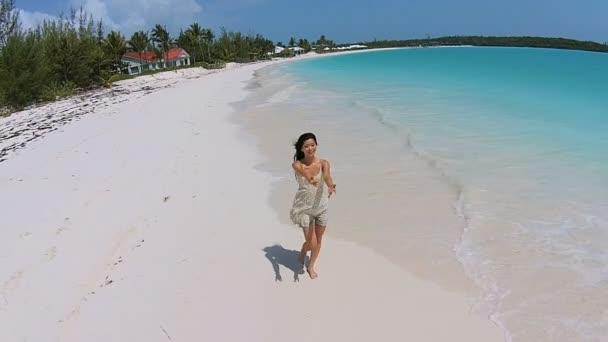 Chica china descalza caminando por la playa — Vídeos de Stock