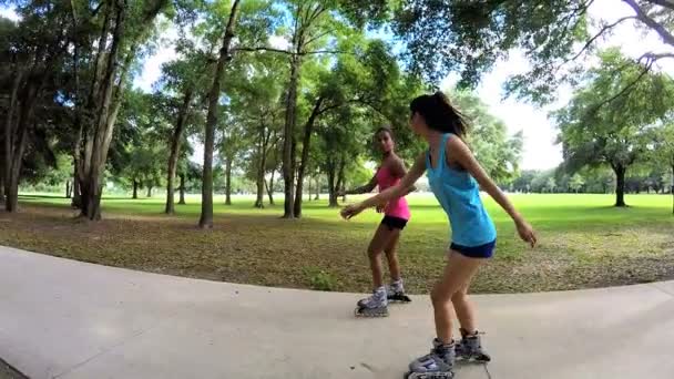 Mujeres multiétnicas patinaje sobre ruedas en el parque — Vídeo de stock