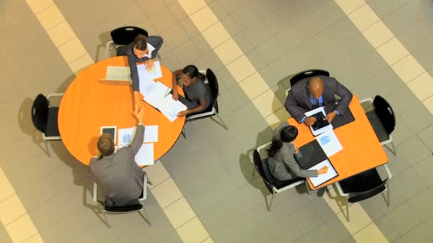 Gente de negocios multiétnicos sentados en las mesas — Vídeo de stock