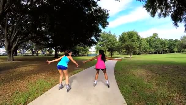 Multi etnische vrouwen rolschaatsen in park — Stockvideo