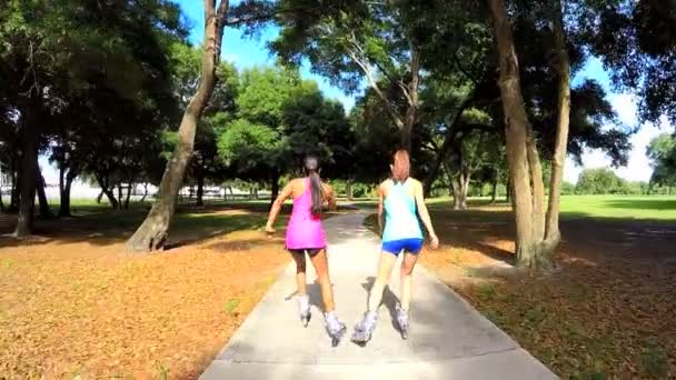 Mujeres multiétnicas patinaje sobre ruedas en el parque — Vídeos de Stock