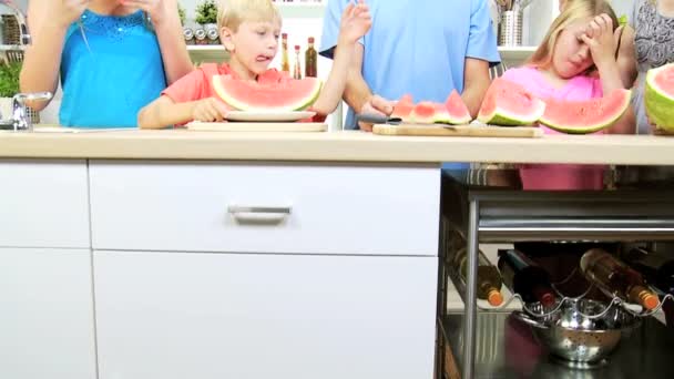 Ouders en kinderen delen watermeloen — Stockvideo