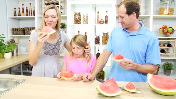 Padres e hija compartiendo sandía — Vídeo de stock